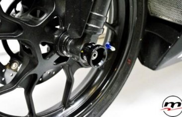 YAMAHA / R3 / WHEEL AXLE SLIDERS WITH RETAINING SYSTEM ON PINS AND NUTS